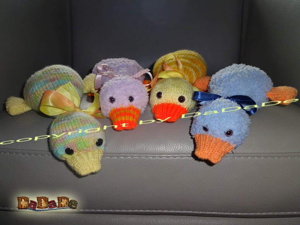 Mini Kuscheltiere Set Puppenhaus Miniatur-Set – Rosa Babydecken, Gummi-Ente, Rassel & Beißring Im Maßstab 1:12 Puppenhaus Zubehör