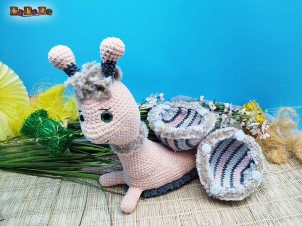 xH351 Schnecke Loisa 11 Schleimspuren-Schnecki Loisa mit Hase Hopsy (H351)