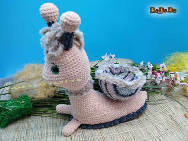 xH351 Schnecke Loisa 12 Schleimspuren-Schnecki Loisa mit Hase Hopsy (H351)
