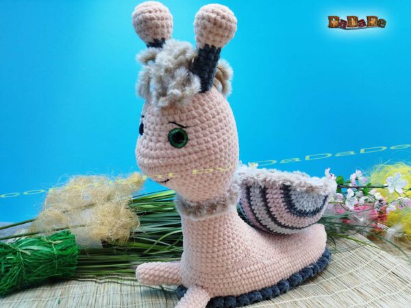 xH351 Schnecke Loisa 13 Schleimspuren-Schnecki Loisa mit Hase Hopsy (H351)