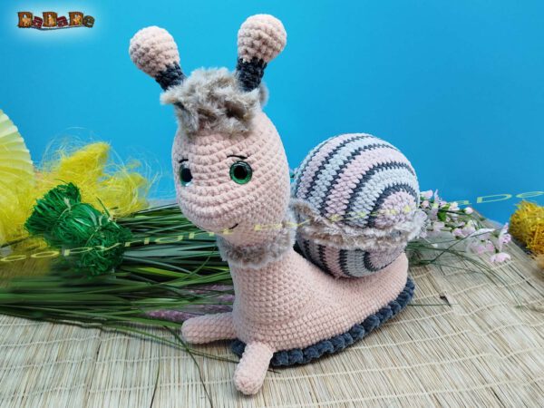 xH351 Schnecke Loisa 2 Schleimspuren-Schnecki Loisa mit Hase Hopsy (H351)
