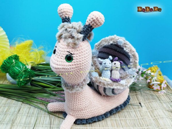xH351 Schnecke Loisa 22 Schleimspuren-Schnecki Loisa mit Hase Hopsy (H351)