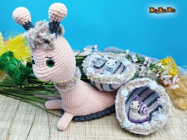 xH351 Schnecke Loisa 23 Schleimspuren-Schnecki Loisa mit Hase Hopsy (H351)